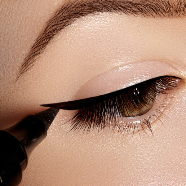 Betonen Sie Ihre Augen mit mühelosem Chic – Permanent-Make-Up für perfekte Lidstriche!